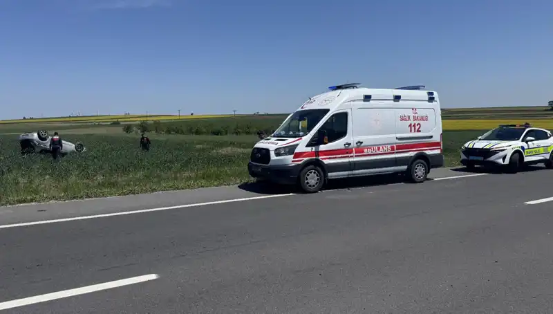 Edirne'de Devrilen Araçta Sürücü ve Eşi Yaralandı, Kaza Anı Şoke Etti