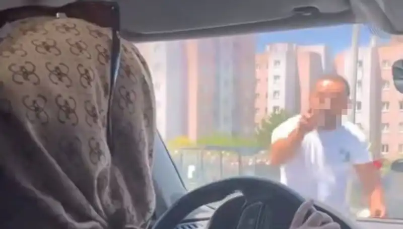 Trafikte Dehşet Anları: Cam Yumruklayarak Durdurulan Araçta Neler Oldu?