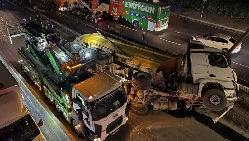 Moloz Yüklü Hafriyat Kamyonu Devrildi: Nedenleri ve Sonuçları