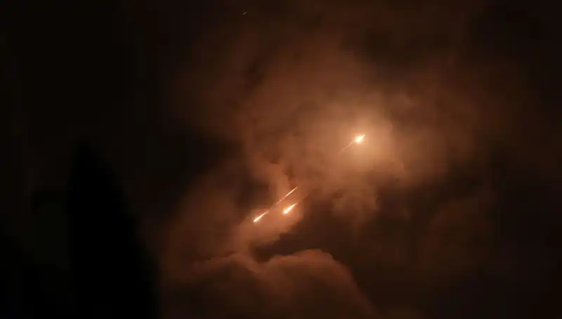 İran'ın Gece Füzeli Saldırıları: Stratejik Bir Tercih Mi?