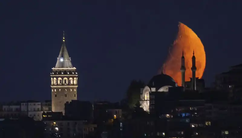İstanbul’un Yarım Ayı, Geceye Işık Saçıyor: Şehir Deneyimi Yeniden Şekilleniyor