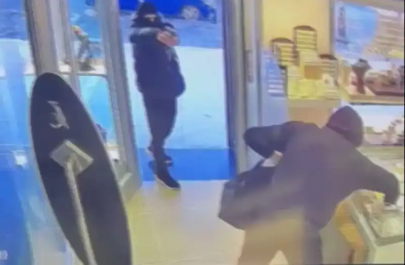 Ümraniye'de Soygun Girişimi: Maskeli Saldırganlar Hızla Kaçtı