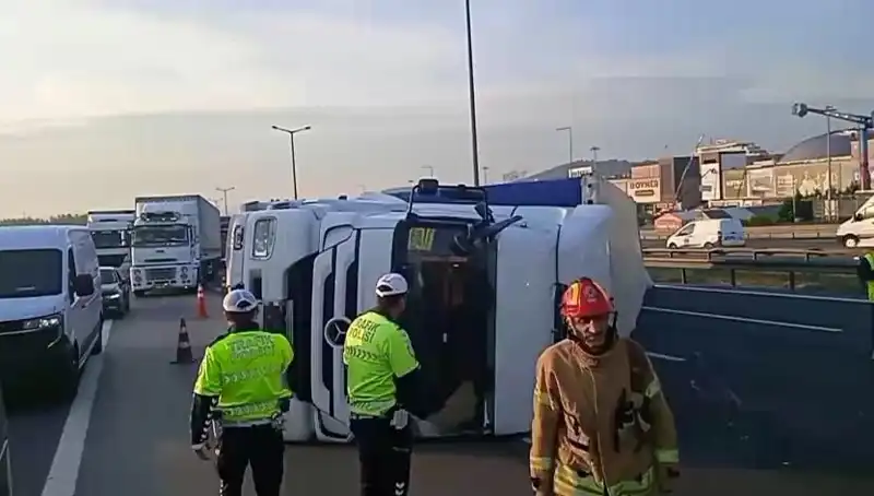 Pendik TEM Otoyolu'nda TIR Devrildi: İstanbul Yolu Trafiği Durma Noktasında!