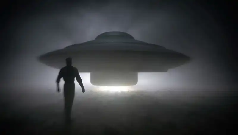 UFO Uzmanı, Uzaylıların Tehlikelerine Dikkat Çekiyor: "Masum İnsanları Hedef Alıyorlar"