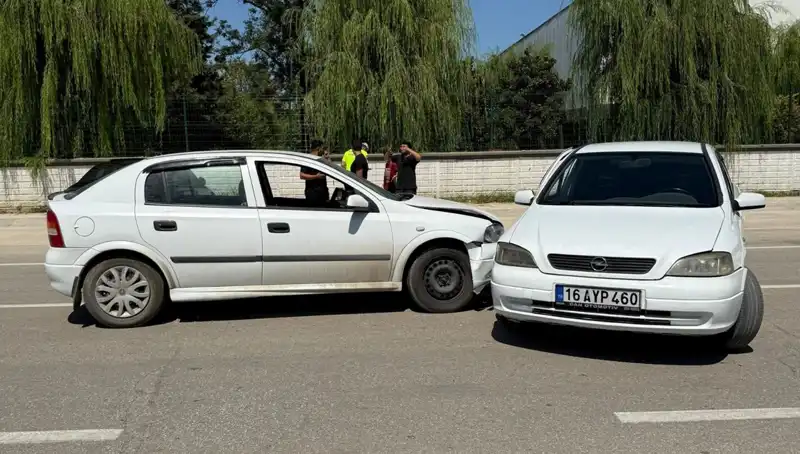İki Otomobil Çarpıştı: Kazada İki Kişi Yaralandı, Olay Yeri Hareketli!