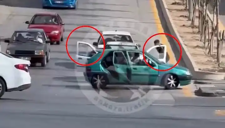 Trafikte Bıçak ve Kılıçlarla Saldırı: Şok Edici Olayda Gözaltılar Yapıldı