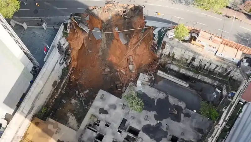 Sarıyer'de Yaşanan Yol Çökmesi Sonrası Cadde Trafiğe Kapandı