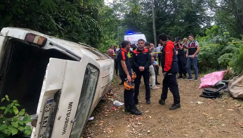 Rize’de Minibüs Yamaçtan Yuvarlandı: İki Kişi Hayatını Kaybetti, Üç Yaralı