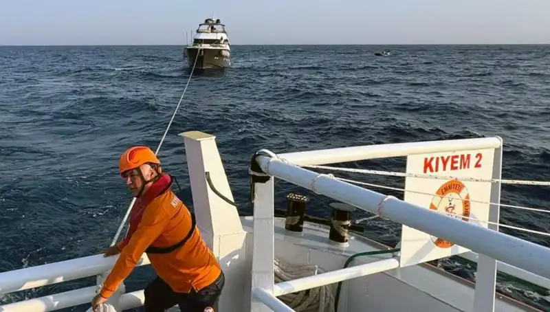 Marmaris Açıklarında Sürüklenen Tekne Son Anda Kurtarıldı