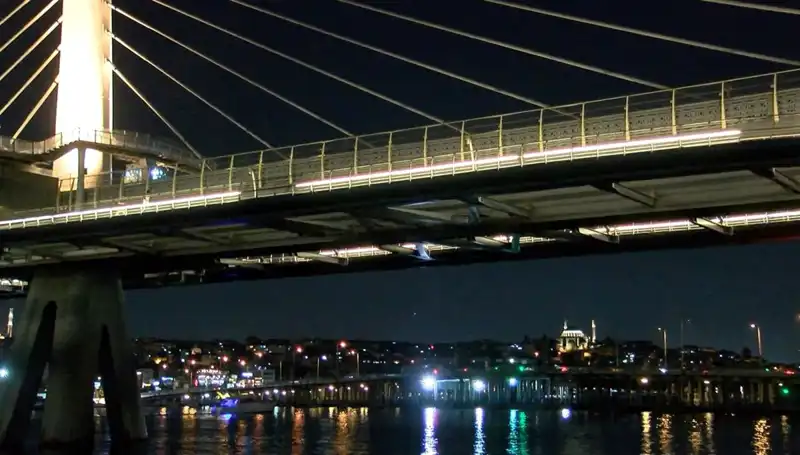 Metro Köprüsünden Denize Düşen Kişiyi Bulmak İçin Çalışmalar Sürüyor
