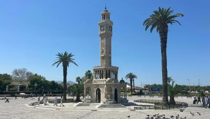 İzmir'de Sıcak Hava Dalgası: 42 Dereceyi Gören Şehirde Meydanlar Boşaldı