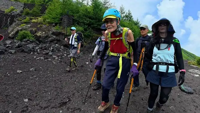 102 Yaşındaki Japon Dağcı Fuji Dağı'nda Tarihi Bir Rekor Kırdı