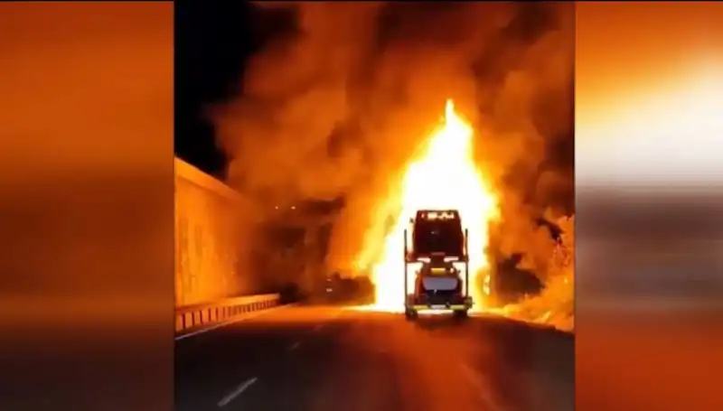 Otomobil Yüklü Tırda Korkunç Yangın: 8 Araç Alev Alev Yandı