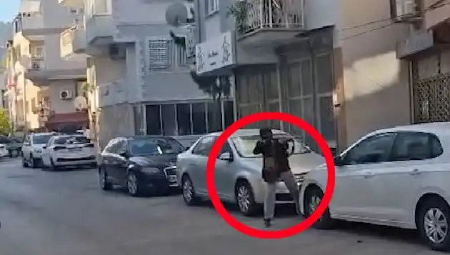 İzmir'de Gerilim Dolu Anlar: Saldırganla Çatışma Yaşandı
