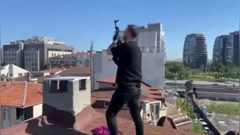 İstanbul'da Kaçak Silah Operasyonu: Çatıdan Bacadan AK-47 Çıktı