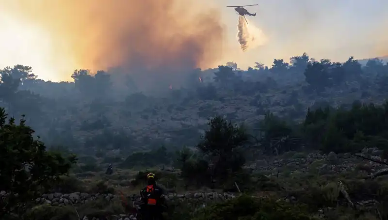 Eğriboz Adası’nda Şok Yangın: İki Köy Boşaltıldı, Hayatlar Tehlikede!