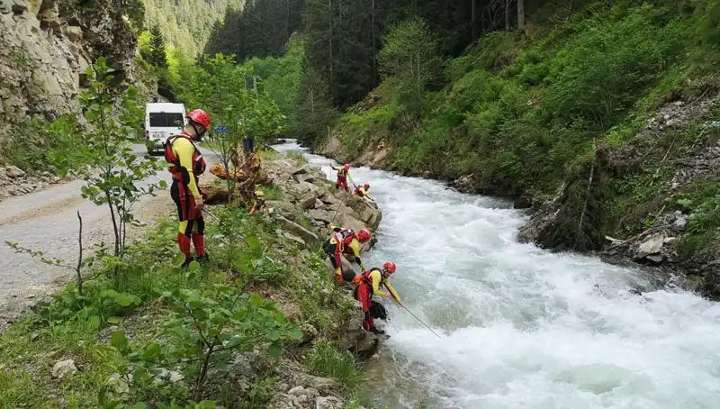 Trabzon'da Dereye Düşen Çocuğun Acil Arama Çalışmaları Devam Ediyor