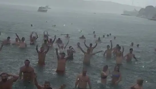 İstanbul Bebek'te Yağmura Rağmen Denize Girenler, Yazı Unutmadı