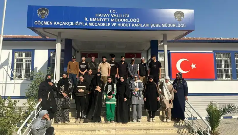 Minibüste Büyükanne ve Torunlarıyla 24 Kaçak Göçmen Yakalandı!