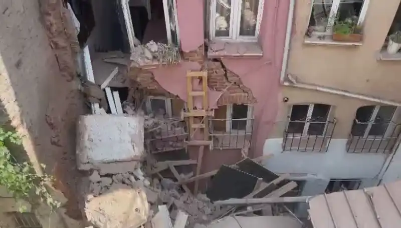 İstanbul'da Üç Katlı Bina Balkonunun Çöküşü: Olay Anı ve Sonrası