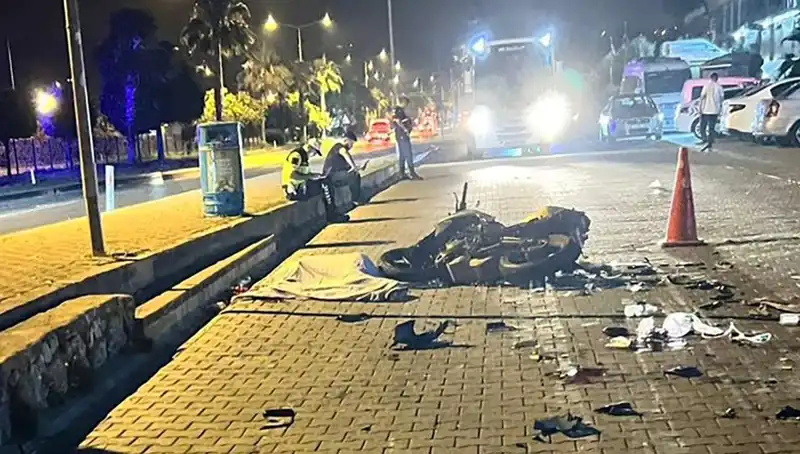 Alanya'da Motosiklet Kazası: Üç Kişi Yaralandı, Olay Yeri Kayıtlara Geçti