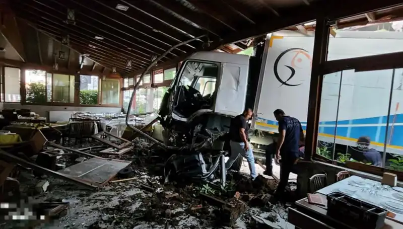 Freni Boşalan Kamyon, Restorana Girdi: Şans Eseri Yaralanan Yok!