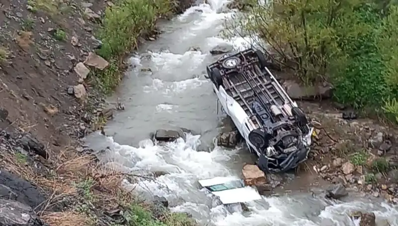 Hakkari'de Feci Kaza: Minibüs Dereye Devrildi, Yaralılar ve Hayatını Kaybedenler Var