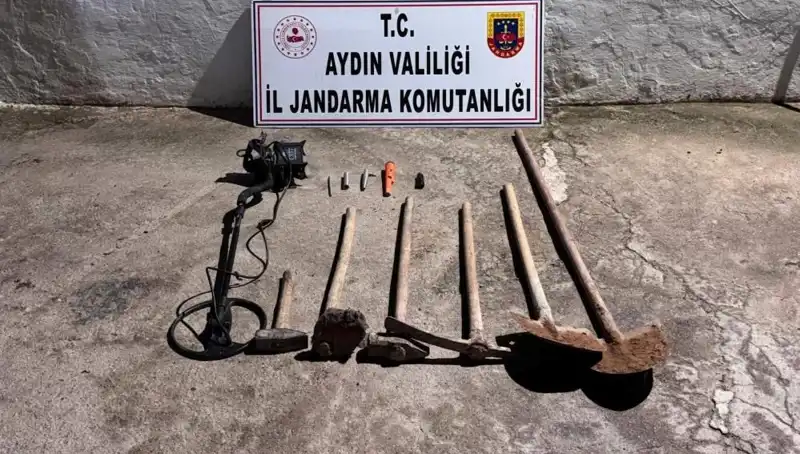 Aydın’da Kaçak Kazıya Jandarma Baskını: Suçüstü Yakalandılar