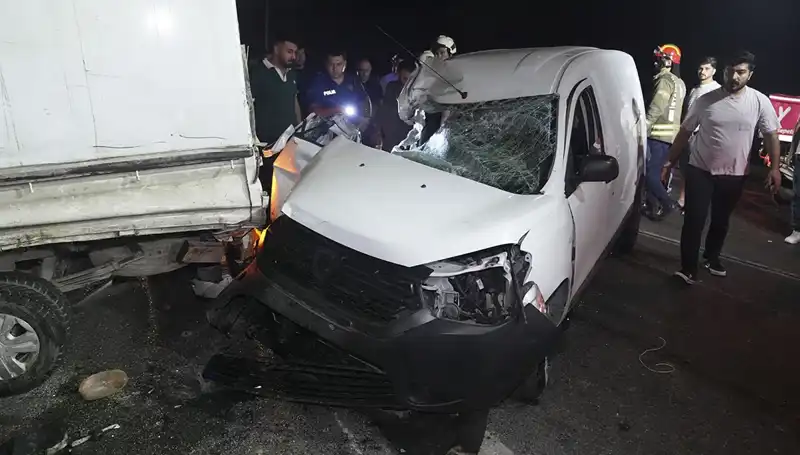 İstanbul'da Feci Kaza: 3 Kişi Yaralandı, Araçlar Kullanılamaz Hale Geldi