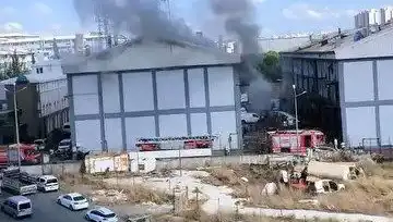 Başakşehir Sanayi Sitesinde Büyük Yangın: Olay Yeri Görüntüleri Şok Etti!