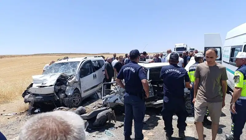 Otomobil ve Hafif Ticari Araç Çarpıştı: 4 Kişinin Hayatı Kayıp, 1 Yaralı