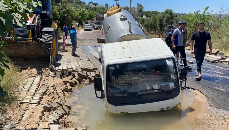Bodrum'da Su Hattı Patladı! Tanker Çukura Düşerek Büyükanne Bir Krize Yol Açtı