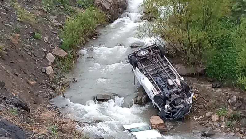 Hakkari'de Minibüs Devrildi: İşçi Taşıyan Araçta İki Can Kaybı Oluyor
