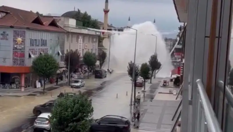 İçme Suyu Hattı Borusu Patladı: Kent Merkezinde Su Fıskırması Yaşandı