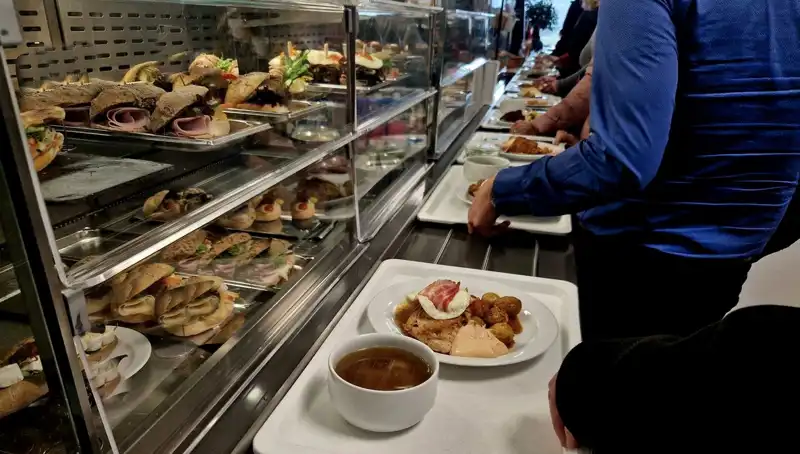 Endonezya’daki Ücretsiz Yemek İkramı 846 Öğrenciyi Hastanelik Etti