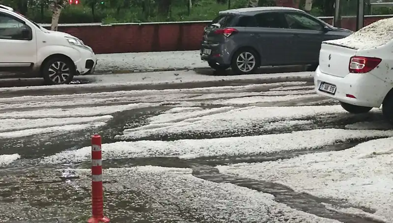 Ardahan'da Dolu Fırtınası: Şehir Beyaza Büründü, Vatandaşlar Şaşkın!