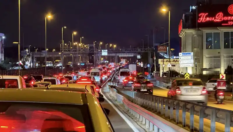 Yenibosna Metrobüs Yaya Üst Geçidinde Çalışmalar Başladı, Yeni Dönem!
