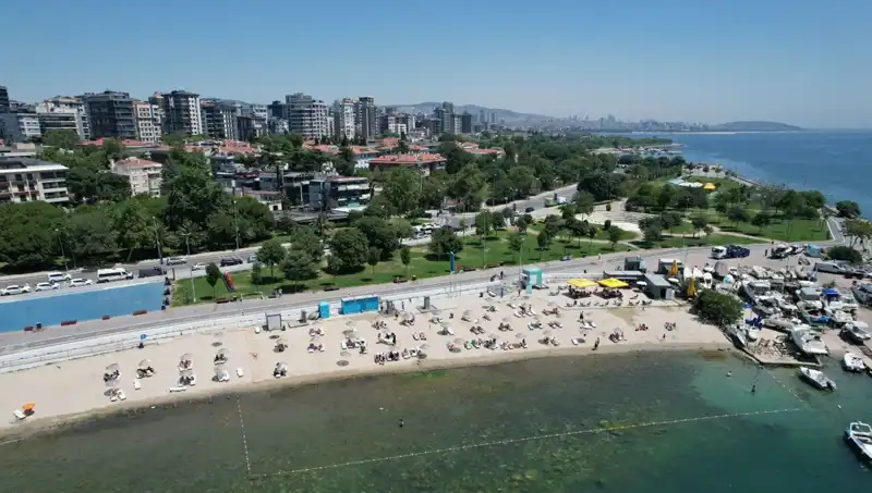 İstanbul'da Sıcak Hava Dalgası Caddebostan Sahilini Doldurdu!