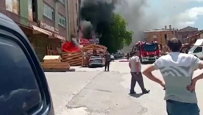 Ankara’da Yangın Korkutan Görüntülerle İş Yerlerini Sardı