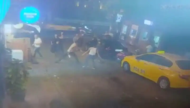 Beyoğlu'nda Laf Atma Kavgasında Kan Aktı: Olayın Ayrıntılarına Dikkat!