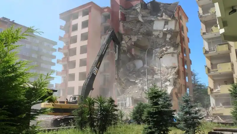 Deprem Değil, Dalgalar! İki Bina Yıkım Süreci Başladı