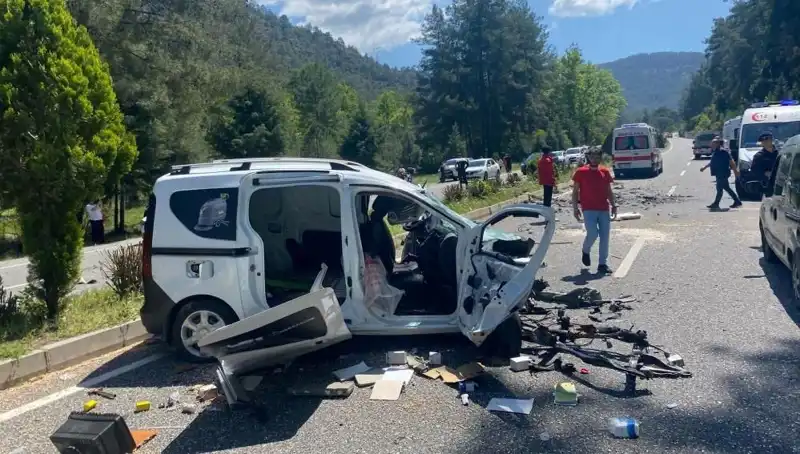 Marmaris'te Feci Kaza: Savaş Alanına Dönen Yolda Hayatını Kaybedenler Var