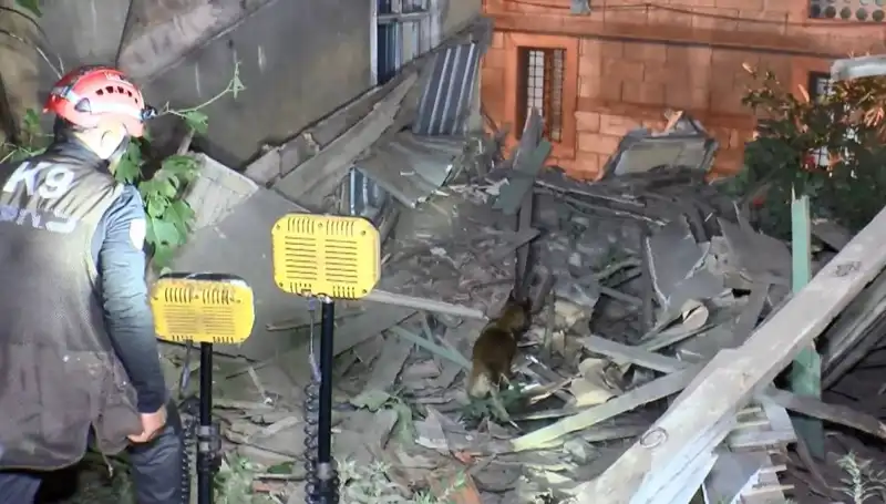 İstanbul'da Deprem İzleri: Hasar Gören Bina Çöktü, Büyük Panik Yaşandı