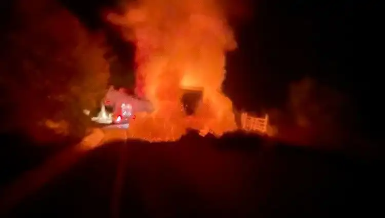 Seyir Halindeki Kamyonet Alev Alev Yandı: Neyin Tetiklediği Bilinmiyor