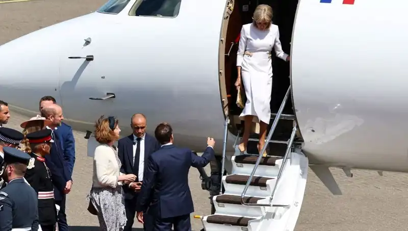 Macron Çiftinde Şaşırtan Kriz: Eşi Elden Geri Çekildi Mi?