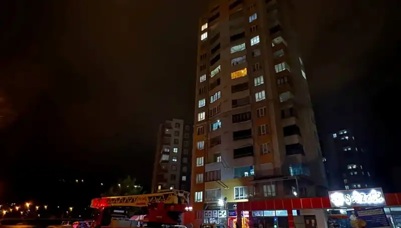 Yıldırım Düşmesiyle Apartmanın Çatısı Hasar Gördü: Olayın Ayrıntıları