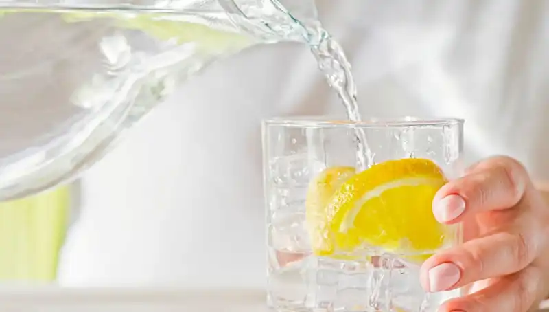 Limonlu Su Tüketmenin Şaşırtıcı 8 Faydası: Doktoru Dinleyin!