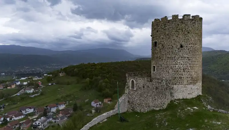 Bosna Hersek’teki Tarihi Sokolac Kalesi: Zamanın İzlerini Taşıyan Bir Miras