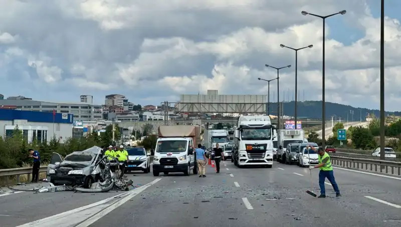 Otoyolda Kaza: Üç Kişi Araçta Sıkıştı, Trafik Tamamen Durdu