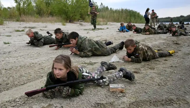 Rusya'da 8 Yaşındaki Çocuklar Askeri Kampta: Genç Savaşçıların Korkutucu Deneyimleri